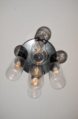 Edison ampulü asılı