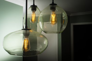 Edison ampulü asılı