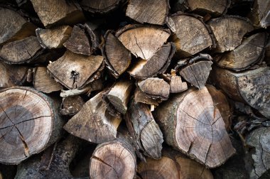 Yığılmış yakacak odun açık havada