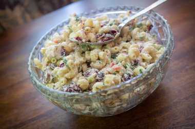 Makarna salatası sunucu