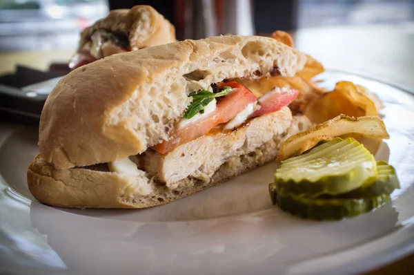 Grillezett Caprese csirke szendvics — Stock Fotó