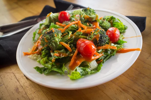 Insalata da giardino biologica — Foto Stock