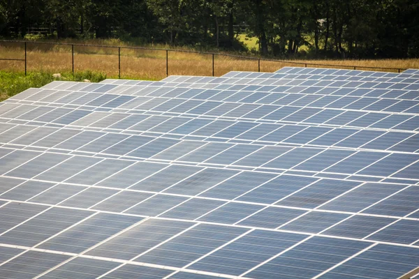 Campo de paneles solares —  Fotos de Stock