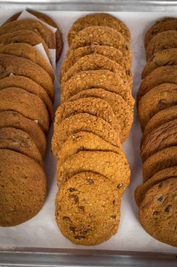 Çikolata parçacıklı kurabiye.