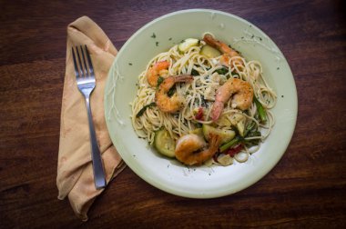 Şarap soslu karides beyaz