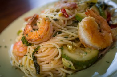 Şarap soslu karides beyaz