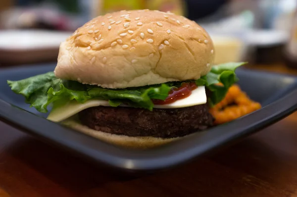 Cheeseburger sladkými bramborami — Stock fotografie