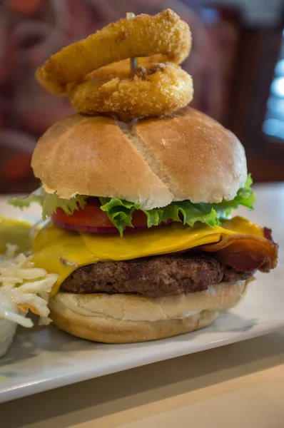 Cheeseburger hranolky okurka — Stock fotografie