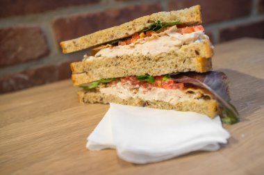 Tavuk Bacon marul domates