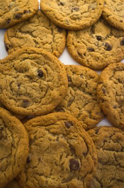 Çikolata parçacıklı kurabiye.