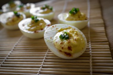 Baharatlı ve acılı yumurta Chives