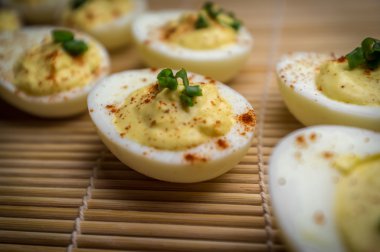 Baharatlı ve acılı yumurta Chives