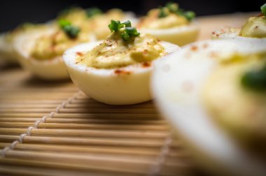 Baharatlı ve acılı yumurta Chives