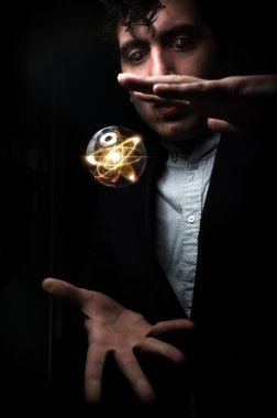 Kristal top Atom
