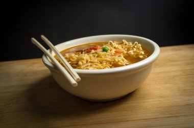 Baharatlı Ramen erişte çorbası