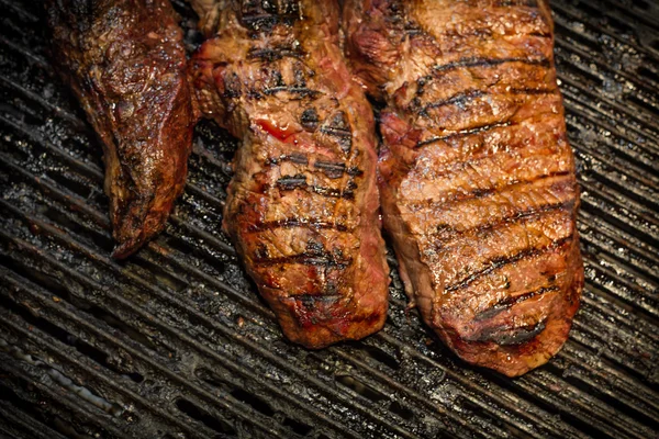 Griller le steak de boeuf — Photo