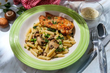 İtalyan usulü makarna, ıspanak mantarlı ve bezelyeli ızgara tavuk göğsü, bir bardak beyaz şarap ve maydanozlu garnitür.