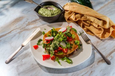 Meksika usulü sığır fileto biftek carne asada mulitas quesadillas ile taze taze poblano biber verde sosu