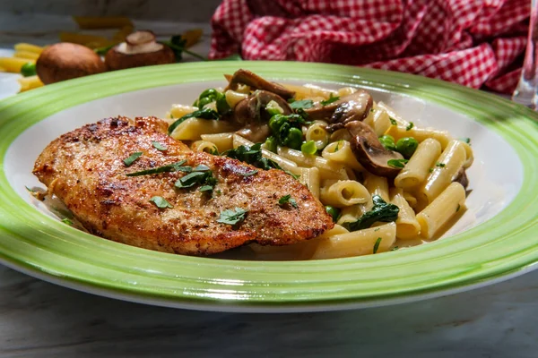 Italian Penne Alfredo Spinach Mushrooms Peas Served Grilled Chicken Breast — Stock Photo, Image