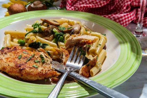 Italian Penne Alfredo Spinach Mushrooms Peas Served Grilled Chicken Breast — Stock Photo, Image