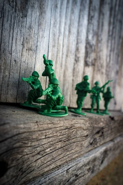 Dramático Juguete Verde Soldados Del Ejército Alineados Para Batalla — Foto de Stock