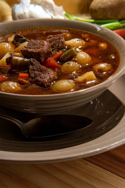 Sopa Carne Res Verduras Cocción Lenta Con Papas Cebollas Perlas —  Fotos de Stock