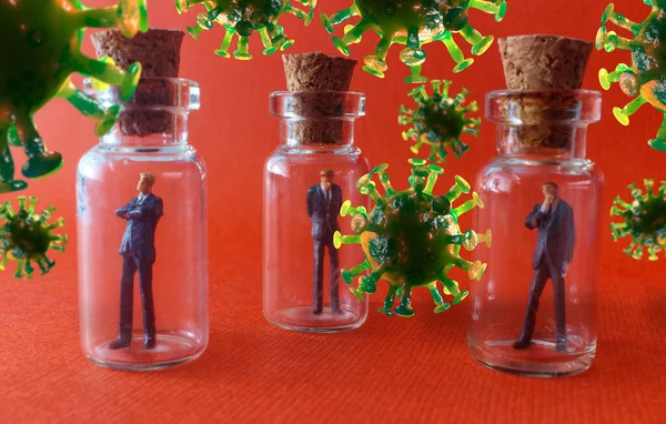 Miniaturowi Biznesmeni Praktykujący Dystans Społeczny Poprzez Kwarantannę Szklanych Butelkach Aby — Zdjęcie stockowe