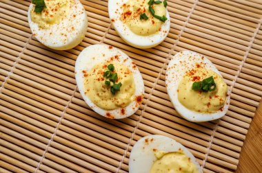 Üzeri soğan ve kırmızı biberle doldurulmuş Rus yumurtaları.