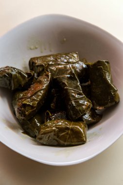 Ermeni yaprak dolma, doldurulmuş üzüm yaprağı aperatifi.
