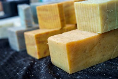 Çeşitli renkli ev yapımı sabunların sütunları ve satırları