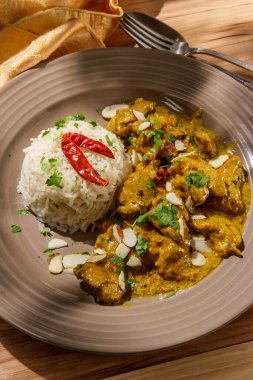 Hint usulü körili tavuk, basmati pilavı ve bademle birlikte.