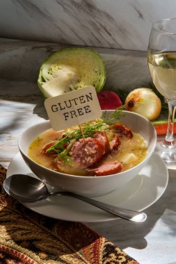 Alman kielbasa Ekim Festivali güveci lahana patatesleri ve bir bardak beyaz şarap.