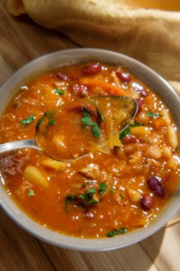 Geleneksel Polonya lahana turşusu sosis ve fasulye çorbası. 