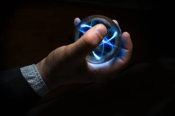 Tenere Atomo Indovino Sfera Cristallo Magico — Foto Stock