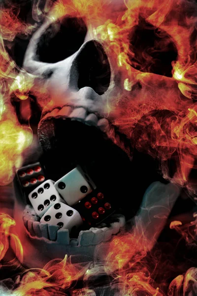 頭蓋骨燃焼地獄でギャンブルサイコロ中毒の概念 — ストック写真