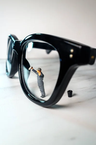 Optické Brýle Jsou Očištěny Drobnou Figurkou Symbolizující Jasné Vidění — Stock fotografie