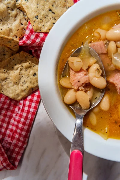 Soupe Jambon Haricots Cannellini Simple Mijoter Avec Craquelins Hexagonaux Multigrains — Photo