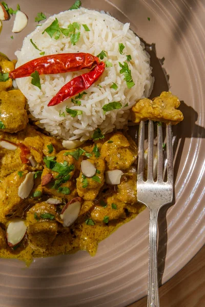 Indiai Csirke Korma Curry Vacsora Basmati Rizzsel Mandulával — Stock Fotó