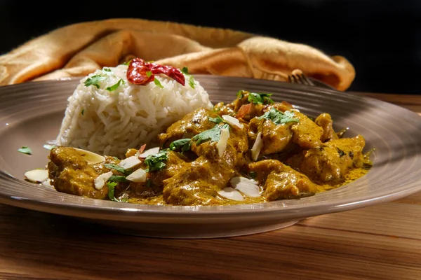 Pollo Indiano Korma Curry Cena Con Riso Basmati Mandorle — Foto Stock