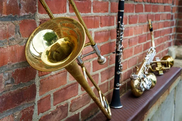 Musikinstrument Inklusive Trumpettrumpetklarinett Och Saxofon Tegelvägg Utanför Jazzklubben — Stockfoto