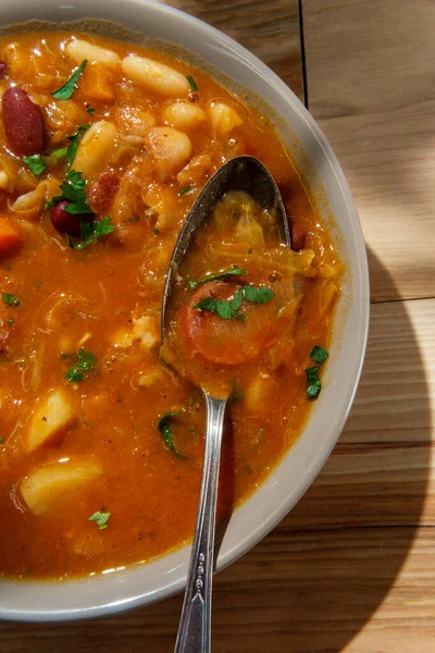 Traditionelles Polnisches Sauerkraut Kielbasa Wurst Und Bohnensuppe — Stockfoto