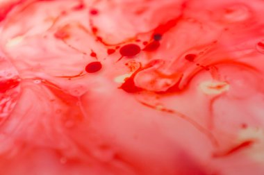 Arka plan olarak sütü ve boyayı kullanarak yapılan garip soyut kalıplar