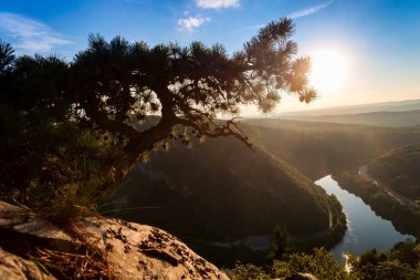 Dağın manzarası. Tammany Dağı 'nın tepesinden Minsi Delaware su geçidine yakın.