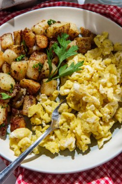 Amerikan omleti, patates kızartması ve sütle tam bir kahvaltı.