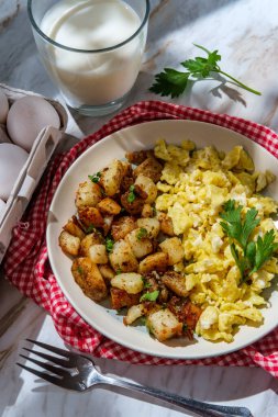 Amerikan omleti, patates kızartması ve sütle tam bir kahvaltı.