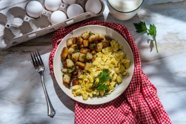 Amerikan omleti, patates kızartması ve sütle tam bir kahvaltı.