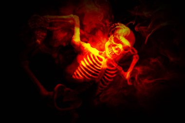 Korkunç iblis Cadılar Bayramı İskeleti ölümcül bir ateşte dans ediyor