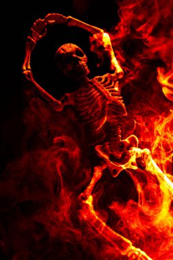 Korkunç iblis Cadılar Bayramı İskeleti ölümcül bir ateşte dans ediyor