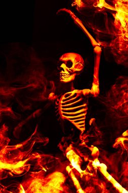 Korkunç iblis Cadılar Bayramı İskeleti ölümcül bir ateşte dans ediyor