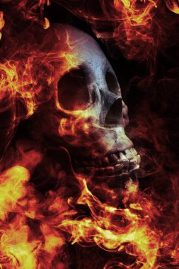 Korkunç iblis Cadılar Bayramı İskelet kafatası ateşte yanıyor